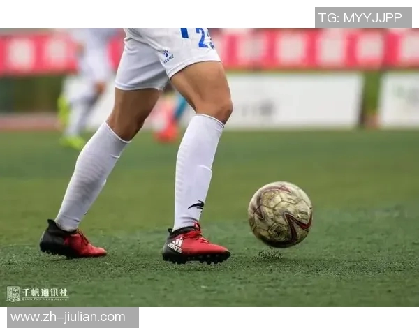 上海足球队在杯赛积分榜上以70分稳居第一名展现强劲实力